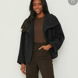 Kort kappa - Intressekoll på denhär ursnygga korta kappan. Köpt för 899 och är nu i stort sett helt slutsåld på hemsidan. Storleken är 36 och den har lappen kvar💗för direktköp så kostar den 999