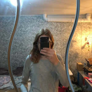 Grå stickad tröja - Grå stickad tröja. Skicket är ok. Det är en tunn tröja som man kan se igenom. 