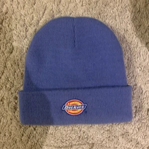 Dickies mössa  - Säljer min lila dickies mössa från carling då den inte kommer till användning, väldigt fint skick!💕