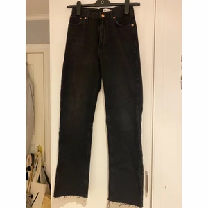 Raka jeans från nakd  - Svarta raka jeans från nakd i strl 34, fint skick använda en gång.