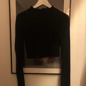 Hej! Säljer denna svarta ribbade långärmade tröjan från NAKD. Säljer för 60kr+frakt🖤skriv privat vid intresse