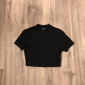 Svart topp, 70kr - Säljer denna fina top från SHEIN. Aldrig använt då den är för liten. ❤️