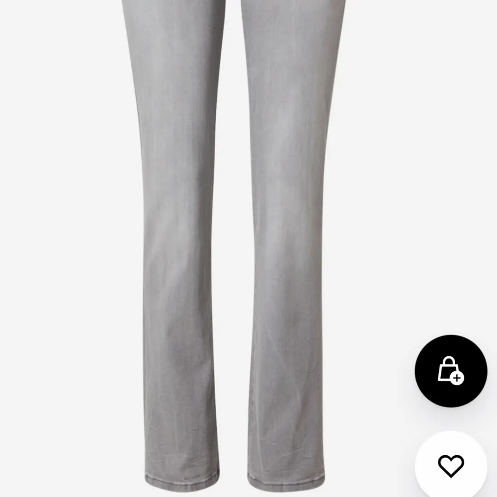 ❗️❗️❗️ Säljer dessa grå Lågmidjade jeans som är helt slutsålda på hemsidan. Säljer dem pågud av att jag redan har ett par. Storlek 24/32 fast det är väldigt stretchiga vid midjan så den passar även 27/32 (34-38) bud börjar vid 450 💗💗 jag är 1,63.                        ❗️BUDA I KOMEMTARERNA❗️. Jeans & Byxor.