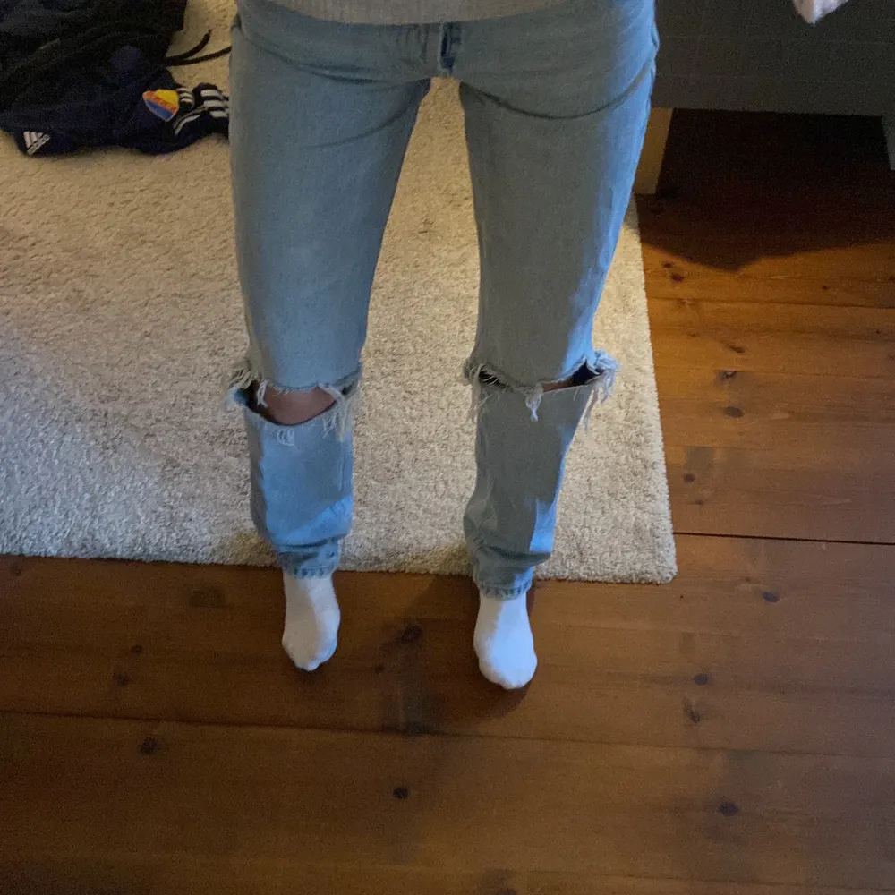 INTRESSEKOLL på dessa fina jeans från zara. De kommer inte riktigt till användning så därför kanske säljer. Buda i kommentarerna om flera är intresserade💕💕köpte för 359 kr. Jeans & Byxor.