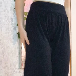 Byxor  - Fladdriga och stretching byxor, väldigt skönt material. Har andvänr dom 1 gång men märks knappt