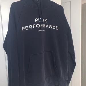 Peak Performance stl L - Hoodie som knappt är använd. Köpt för ett år sen och mest hängt i garderoben sen dess. Stl L men passar M/L. Skade och fläckfri.