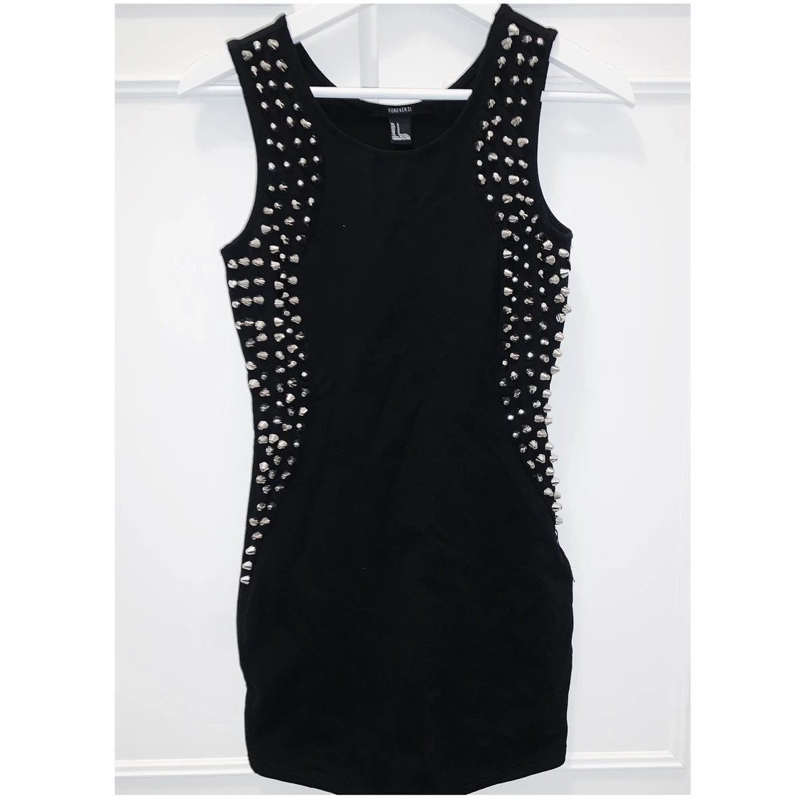 Svart klänning med nitar