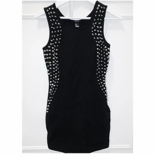 Svart klänning med nitar - Svart klänning med nitar från Forever21 i storlek S! 