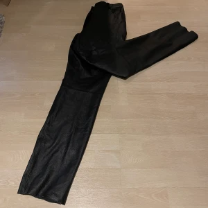 Läderbyxor, svarta - Hej!❤️‍🔥 jag säljer ett par snygga svarta läderbyxor i storlek 38❤️‍🔥❤️‍🔥 kan skickas, köpare står för frakt & fraktstrul❤️‍🔥❤️‍🔥