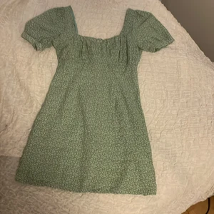 Fin klänning till sommaren☀️🌸🌿 - Fin sommarklänning från NAKD. Klänningen är i storlek 36 vilket motsvarar s/m. Säljer pga att den inte kommer till användning💓