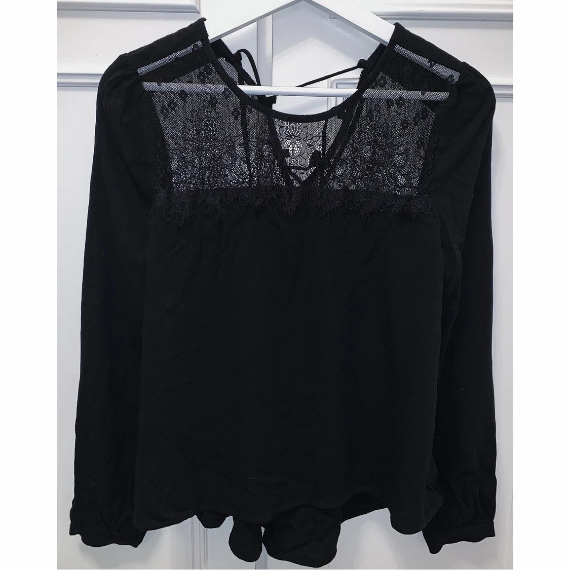 Svart blus med spets