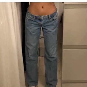 Jeans  - Säljer dem här skitnsygga jeansen från weekday, den perfekta blå färgen! Hör av er för frågor❤️