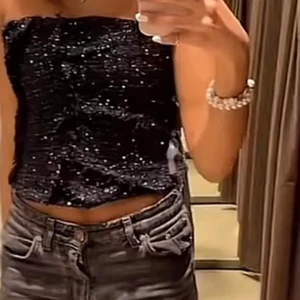 Glittrig topp zara - Säljer denna populära och slutsålda topp från zara i storlek xs, helt ny med lapp kvar!🖤 Lånade bilder
