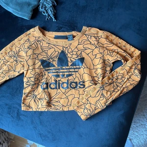 Adidas tröja, orange. - En orange adidas tröja. 