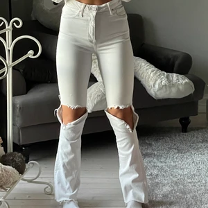 Vita jeans - Vita jeans med hål som jag själv gjort på knäna. De är ifrån bik bok i storlek S. Dessa jeans är så formgivande och sitter så snyggt men har tröttat lite på vitt💕💕