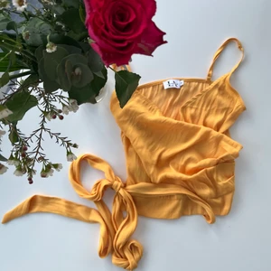 Linne med knytning  - Linnet är från Linn ahlborgs kollektion med NA-KD. Knappt använd så den är i nyskick.