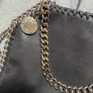 Stella McCartney väska - Lånade bilder från andra användare❌ Intressekoll på min svarta Stella väska! Kom privat för fler bilder och frågor. Skick 9/10. Dustbag och den lilla ”plånboken” till medföljer 🙏🏻❤️  Skickas med spårar frakt