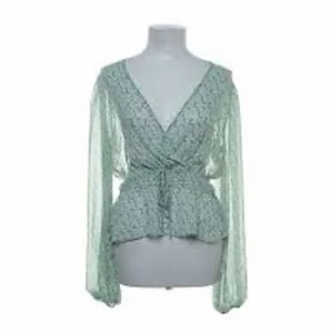 Gullig grön blus - Finfin blus från Chiquelle som jag köpt i begagnad men som tyvärr blev för liten för mig:( får vårkänslor! Stl XS, tts Polyester Ser ut som ny! 💚166kr inkl spårbar frakt (ursäkta sämst bildkvalitet, tacka google)