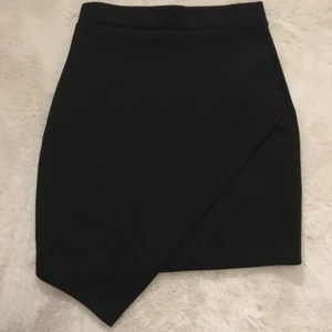 Kjol  - KNAPPT ANVÄND! GRATIS FRAKT!🤍✨