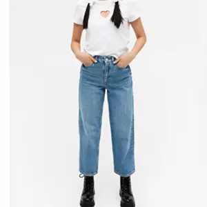 Säljer dessa jeans från Monki i modellen Mozik. Sitter löst i benen och är raka i passformen. Lagom high waist. Inte kommit till användning, är i fint skick! På mig är dom ner till fotleden (är 1,57)