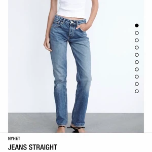Jeans - Säljer nu dessa slutsålda Jeansen ifrån Zara! Fint skick och köpta i september så rätt nya. Säljare då de inte kommer till användning längre! Hör av er! Frakt tillkommer, 66kr❣️