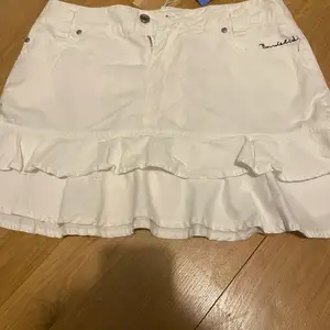 Söt vit kjol från bondelid. Köpt på sellpy, lappen finns kvar. Säljer då den är för stor. Midjemåttet är 83cm 💗 