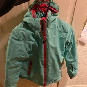 Blå jacka - Super fin blå jacka med fina mönster inuti! Storlek 158/164 men passar även storlek XS! Vid köp av fler plagg kan jag fixa paket pris! :-)