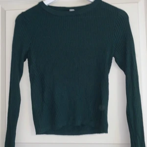 H&M bluse - Sælger denne trøje som er fra H&M. Den er aldrig blevet brugt, kun prøvet.                                                                                                    Mindste pris : 50kr.     :       Ny pris : 125kr