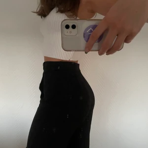 Svarta byxor från Zara - Svarta byxor från zara med slits nedtill. I storlek M och jag är 175cm🥰