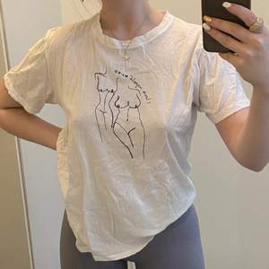 Skitfin T-shirt från NAKD! Använd någon gång men som just nu bara ligger i min garderob. Basic T-shirt med ett värdefullt budskap ❤️‍🩹 Storlek XS (men passar mig som är S/M), köparen står för frakten.