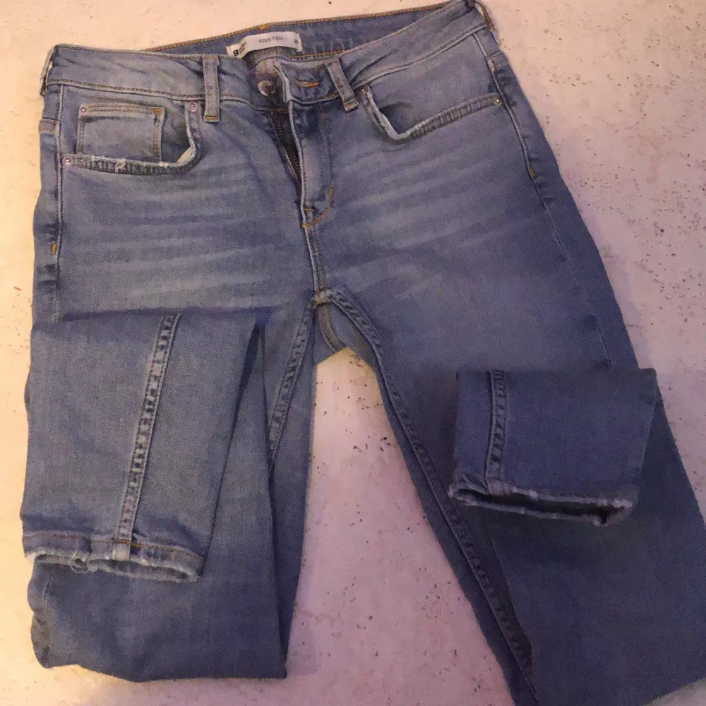 Blå jeans från Gina tricot storlek 28 väldigt fina har använt några få gånger! . Jeans & Byxor.