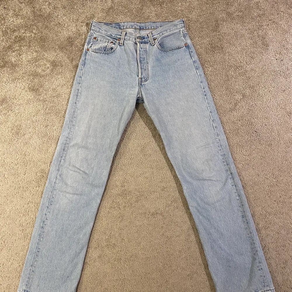*läggs ut igen pga oseriös köpare* Vintage Levis 501or köpta för 1199kr, jättesnygga mid waist och straight fit 💙 passar 34-38. Jeans & Byxor.