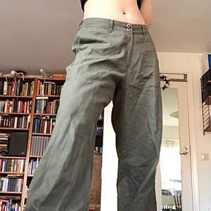 Supersnygga mörkgrön/bruna linnebyxor. Sitter perfekt oversized på mig som är s/m men är tyvärr alldeles för långa (är ca 160). 