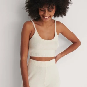 Linne  - Krämvit stickat linne. Väldigt skönt. Nästintill oanvänd. 