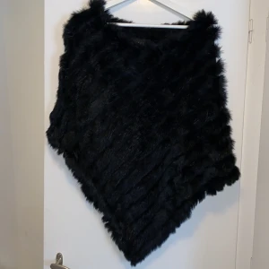 Päls poncho Hollies - Kaninpäls. Använd enstaka gång.