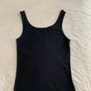 Urringat linne - Urringat linne (både fram och bak) i storlek S♥️ Jättebra för layering i 100% bomull❤️⚫️