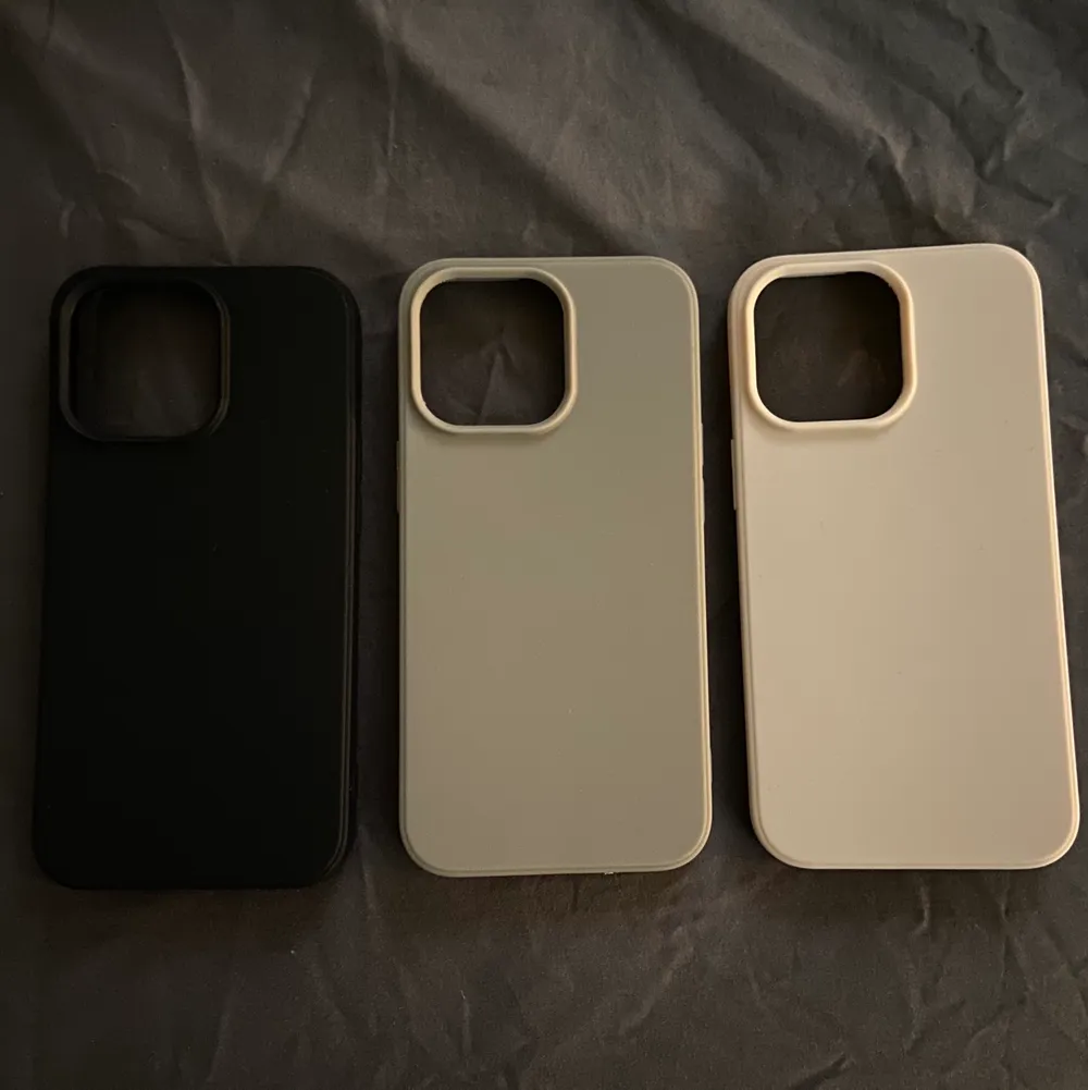 Tre stycken mobilskal till IPhone 13 PRO. Ett svart, ett ljusgrått och ett beige/ljusrosa. 20 kr styck eller alla för 50kr. Köparen står för frakt🤍. Övrigt.