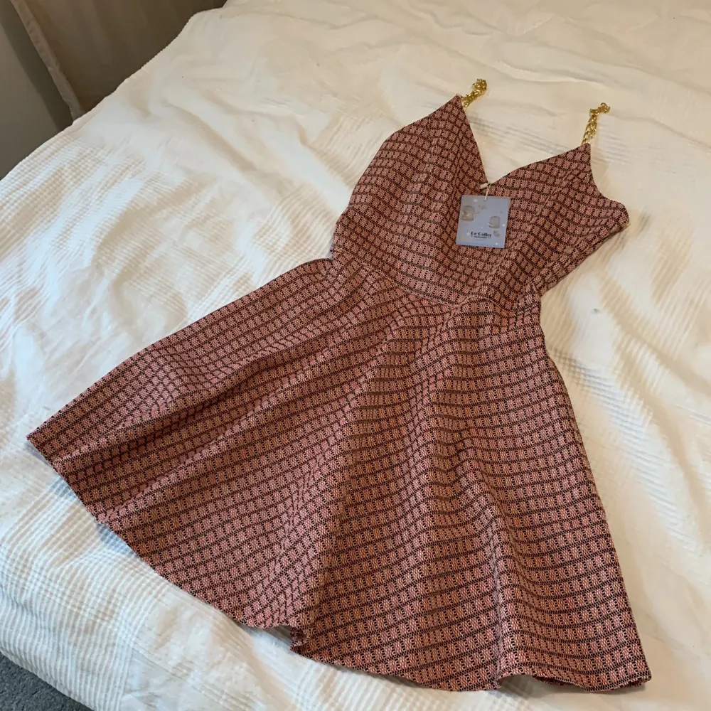 I’m selling my new dress, unfortunately size doesn’t fit me and it’s over return period. Dress is in Paris fashion style, made with premium cotton. It has zipper on the side so it’s easy to put on. Tag size Small but not for tall person. I’m 171 and dress is too short :/.. Klänningar.
