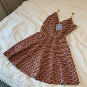Mini dress size S  - I’m selling my new dress, unfortunately size doesn’t fit me and it’s over return period. Dress is in Paris fashion style, made with premium cotton. It has zipper on the side so it’s easy to put on. Tag size Small but not for tall person. I’m 171 and dress is too short :/.