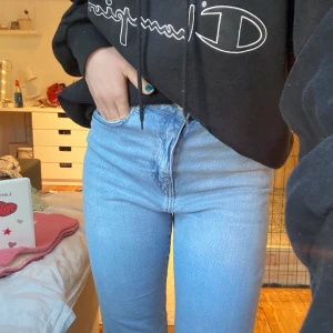 Ljusablåa jeans - Snygga ljusblåa jeans. Fint skick, har inte användt själv då jag köpte den på plick och inte riktigt gillade passformen. 