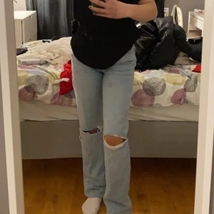 Jeans - Säljer mina Mid waisted vida byxor med hål❤️ Dem är från pull and bear och är i storlek 32. Köpte dem för 400 använt ett fåtal gånger. Jag är 157 men jag är tvungen att vika upp byxorna så tror den passar perfekt för folk runt 165-167 eller under såklart❤️ Skulle säga att dem är ganska små i storleken. Osäker på frakten men kan mötas upp i Stockholm