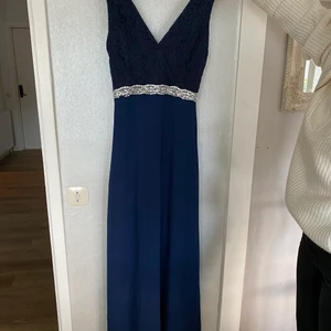 Balklänning - Hej! Jag säljer denna balklänning som jag enbart använt en gång. Tyvärr har den tappat lite strassstenar… den är storlek XS, skulle säga att den passar även S. Köparen står för frakt.❤️ (priset kan diskuteras)