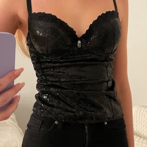 Glittrig korset topp - Säljer en super fin fest topp❗️Köpt på Plick men är tyvärr för stor på mig därför jag säljer. Är i bra skick och passar dig som är storlek S.❤️