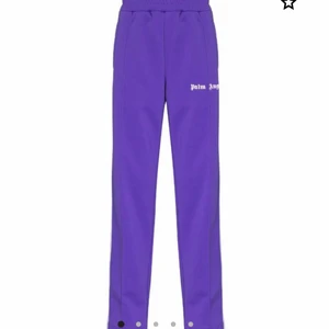 Lila Palm angels byxor  - Lila palm angels byxor i storlek M. Inköpta på farfetch i november 2020. Använda 3 gånger så de är i nyskick. Paket och alla tagar ingår. Superfina och populära. De är UNISEX så både för killar och tjejer. Passar även S och L. Finns i Helsingborg. Kan även frakta. Priset går att diskutera💜
