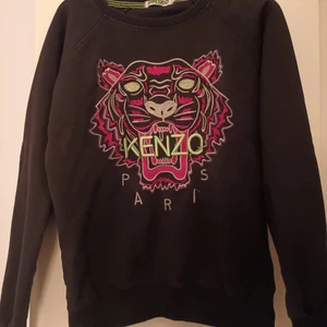 Kenzo Tröja - Bra skick använder inte den längre den ligger liksom bara i garderoben det är därför jag säljer den.