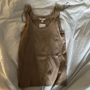 Brunt Linne från H&M - Fint linne, brunt linne från H&M. Aldrig använd, lappen finns kvar. Storlek L 