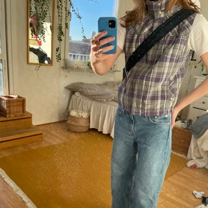 Väst - Säljer denna jättecoola lila väst! Köpt på sellpy, men aldrig använd av mig. Varan är i gott skick🤝 OBS:köparen står för frakt! 