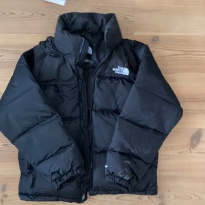 The north face jacka  - Säljer denna snygga the north face jacka som är helt ny, bara prövat en gång. Så den har inte fläckar eller liknande, köpt på nätet via en pop ut butik. Den är i stl S i herr men skulle säga att den även passar som M i dam. Hör av er vid fler frågor. Budgivning vid fler intresserade.PUBELSERAR PÅ NYTT DÅ FÖRRA KÖPAREN DROG SIG UR 