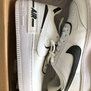 Nike costumised af 1  - Aldrig använda säljs för de är för stora köpta för 1500kr storlek 37 pris ja deskuteras