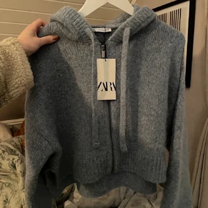Zara tröja  - Säljer denna slutsålda zara tröja köpt för 400kr super mysig!!!! Bra skick nästan aldrig använd! Pris går att diskuteras! Strlk M/L men det gör bara så den inte är som en magtröja så funkar för folk som har S/XS också